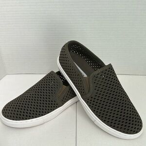 Steve Madden Women’s Wake slip on sneaker. Size 7M Olive Green color.